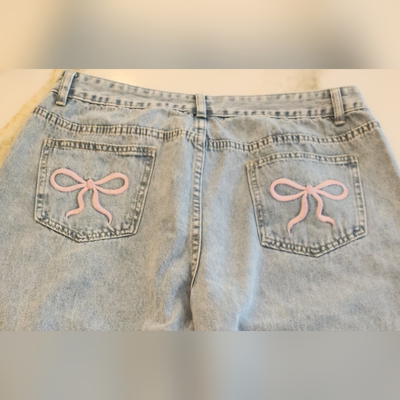 JEANS Pink bow on back pockets. Reminiscent of Loveshackfancy. So preppy! - Picture 2 of 10